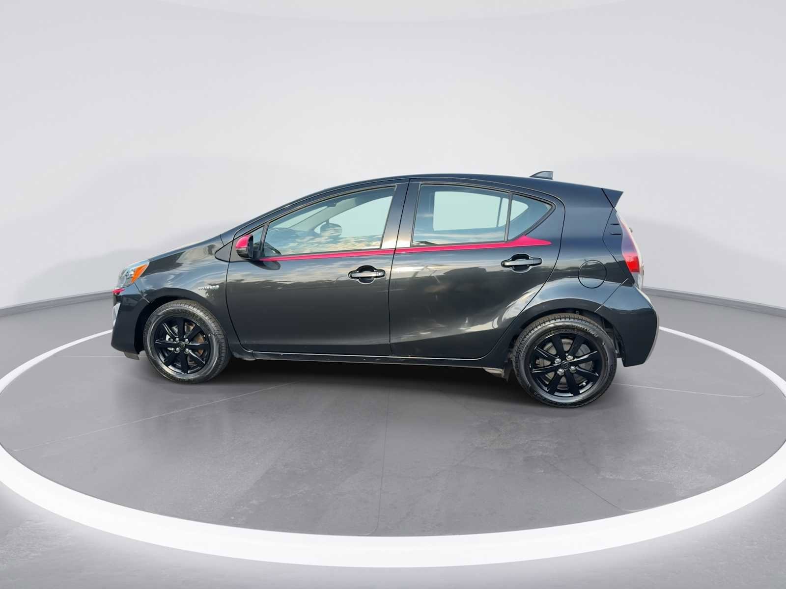 Thumbnail: 2016 Toyota Prius c - 5