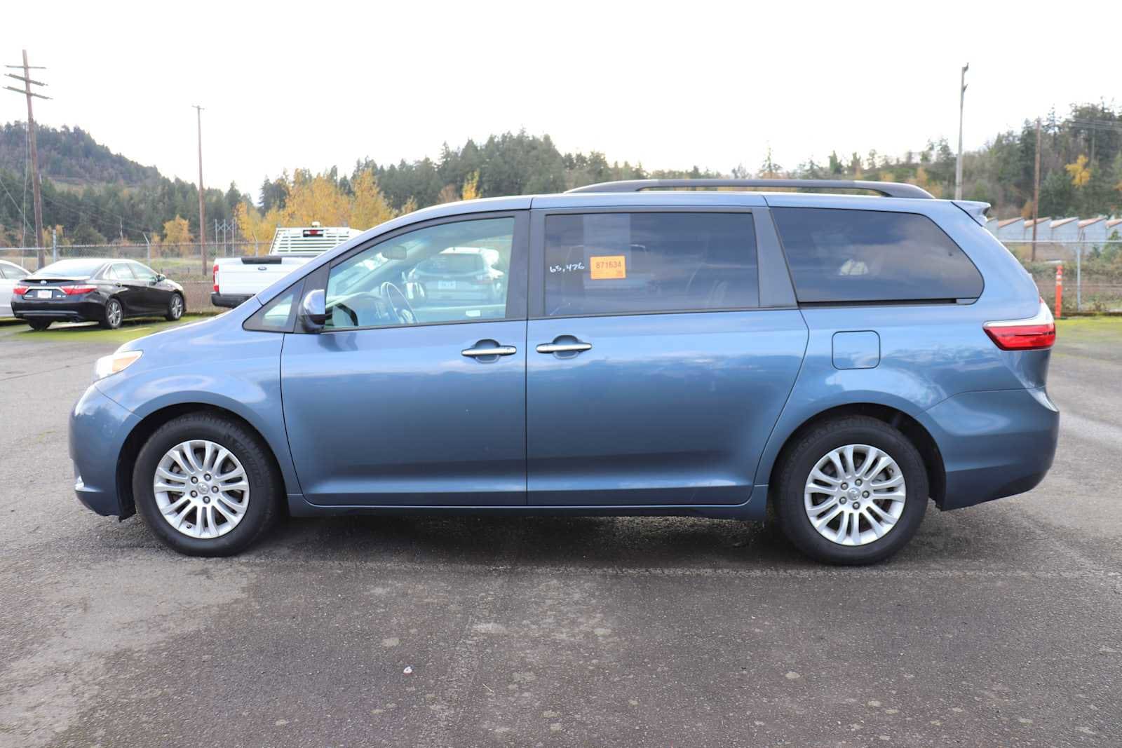 Thumbnail: 2016 Toyota Sienna - 8