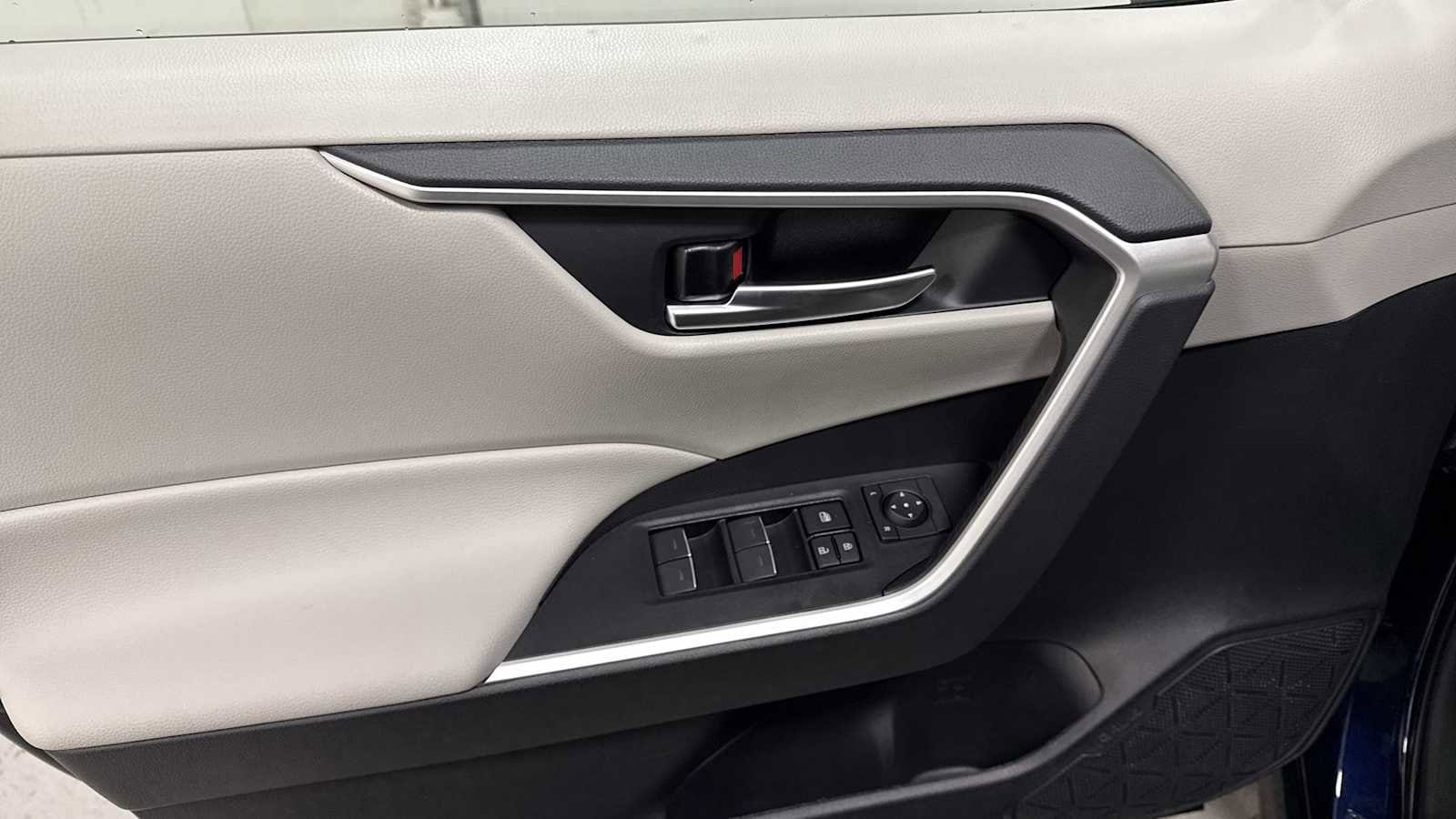 Thumbnail: 2025 Toyota RAV4 - 15