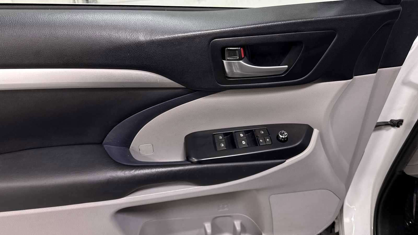 Thumbnail: 2019 Toyota Highlander - 15