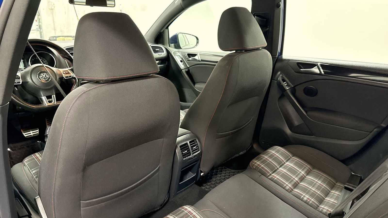 Thumbnail: 2013 Volkswagen Golf - 24