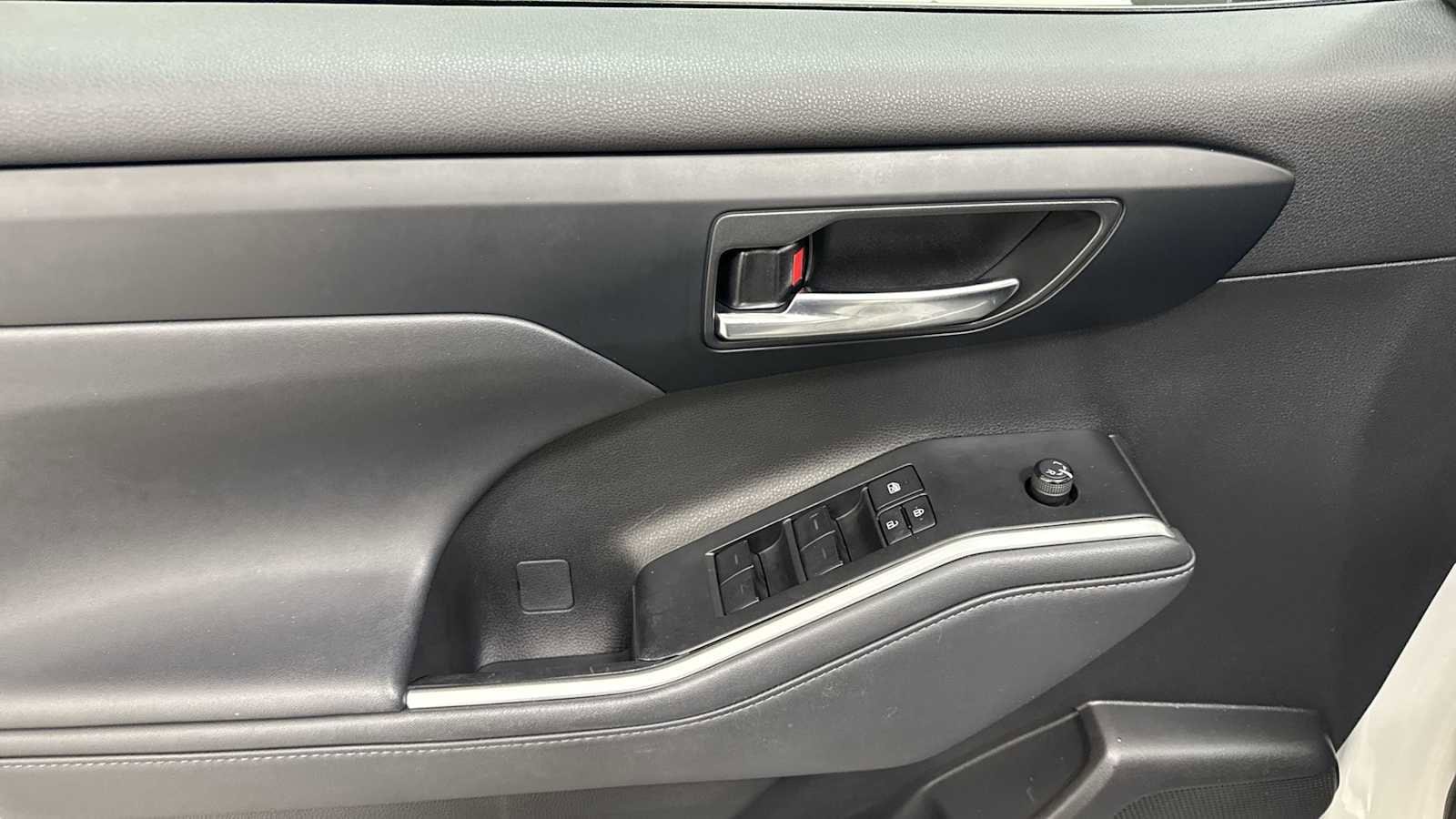 Thumbnail: 2022 Toyota Highlander - 15