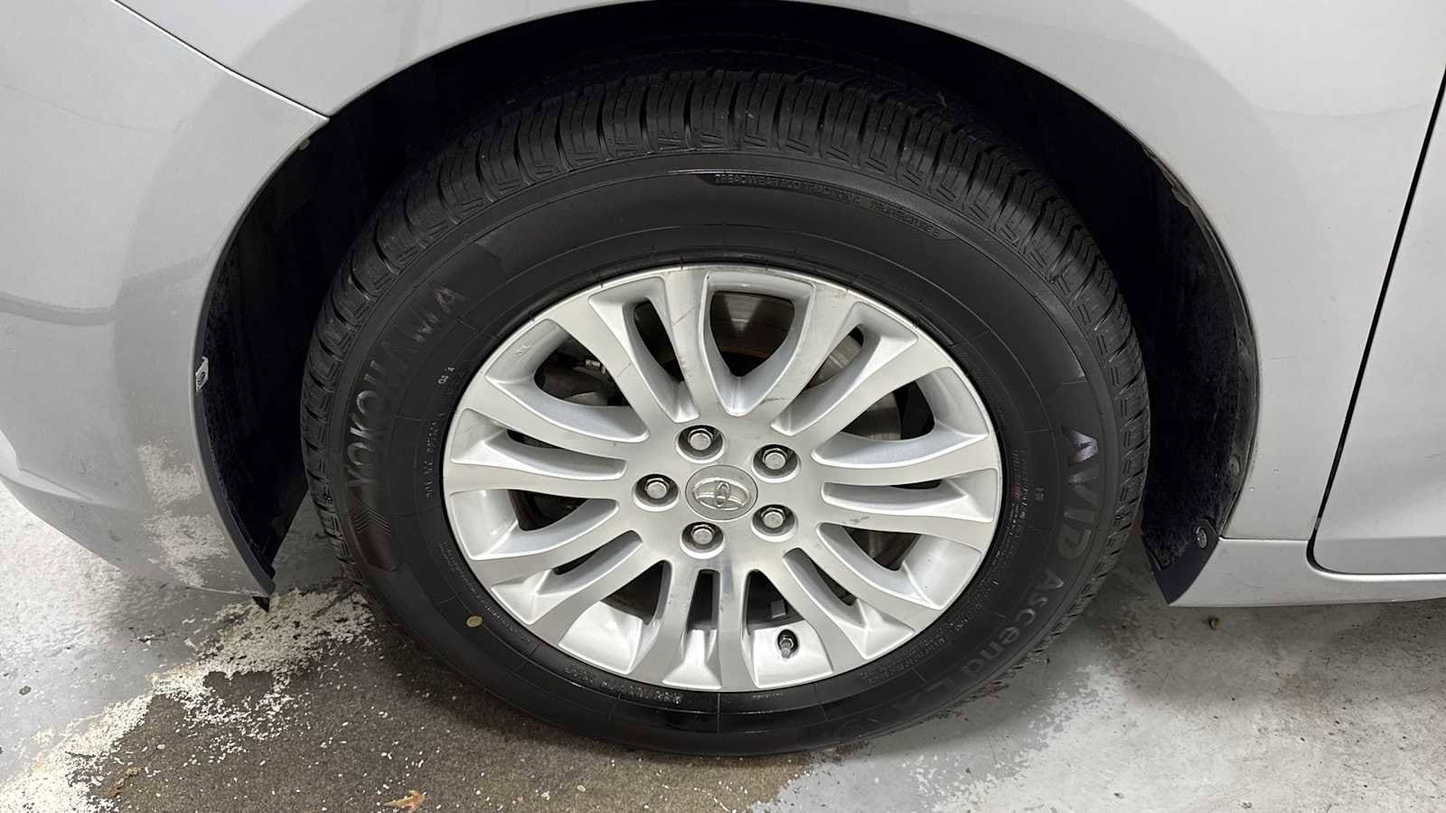 Thumbnail: 2017 Toyota Sienna - 10