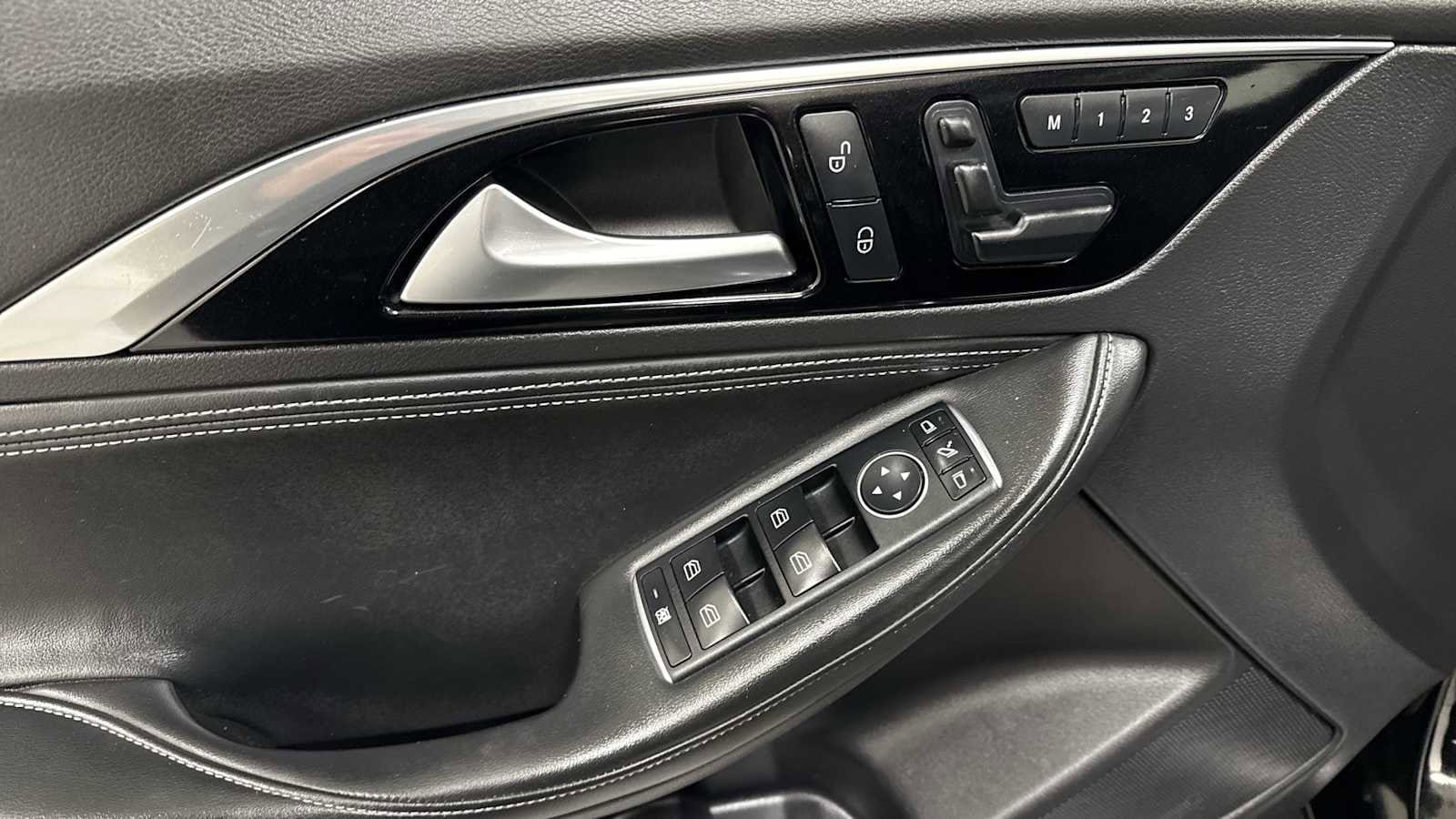 Thumbnail: 2018 INFINITI QX30 - 15