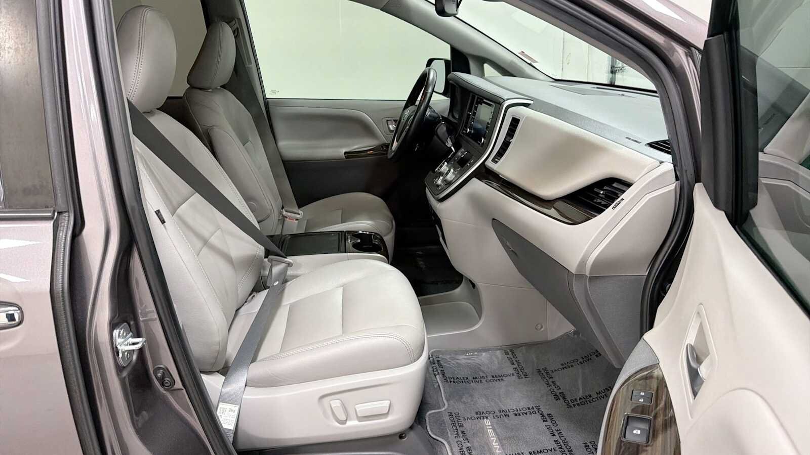 Thumbnail: 2020 Toyota Sienna - 31