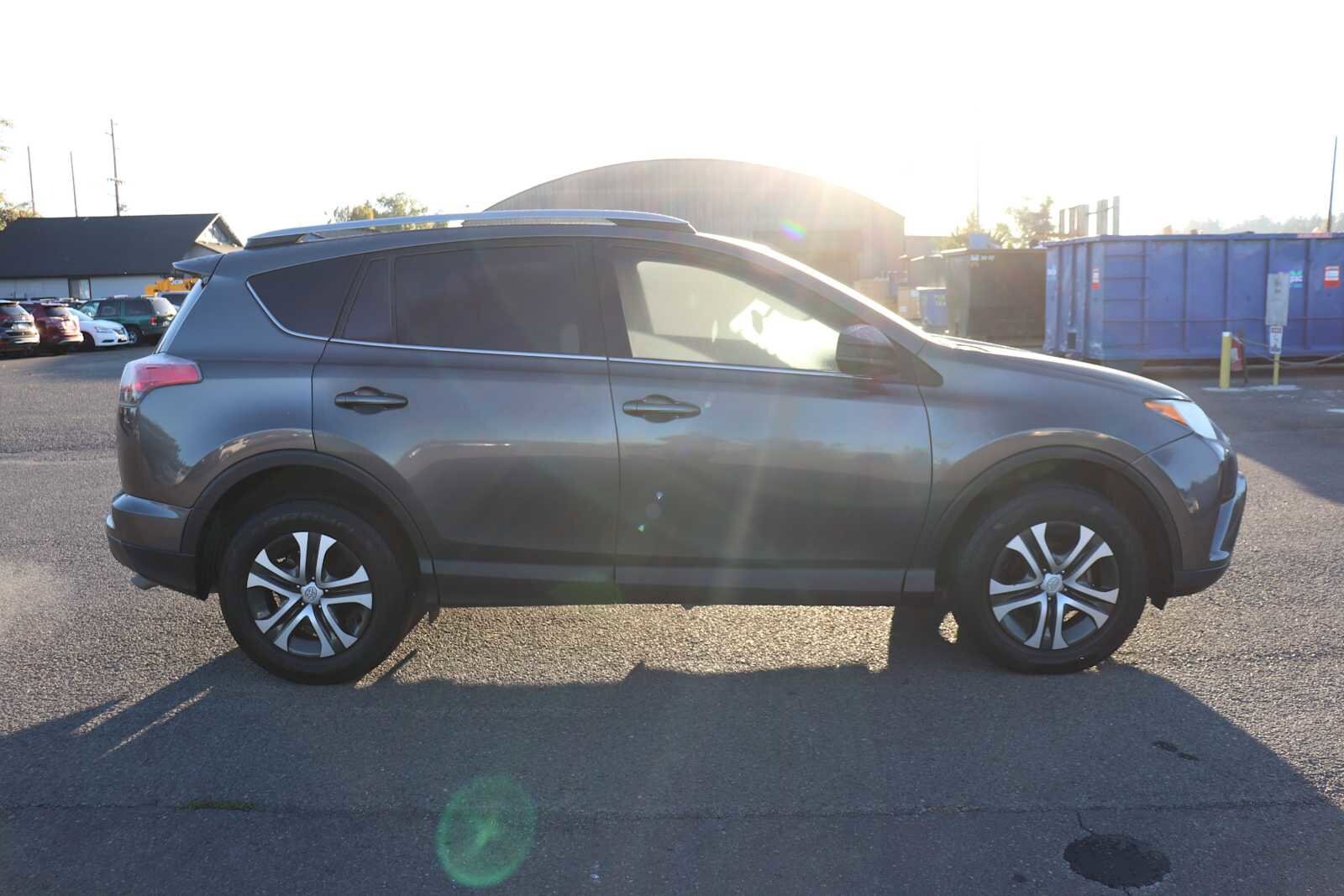 2017 Toyota RAV4 LE photo 4