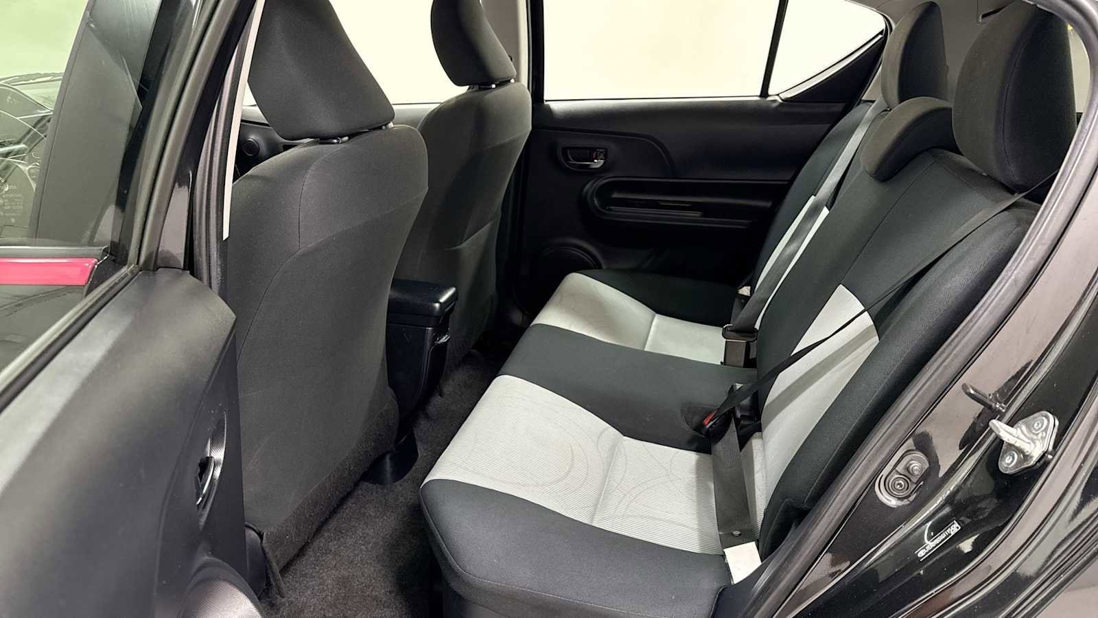 Thumbnail: 2016 Toyota Prius c - 22