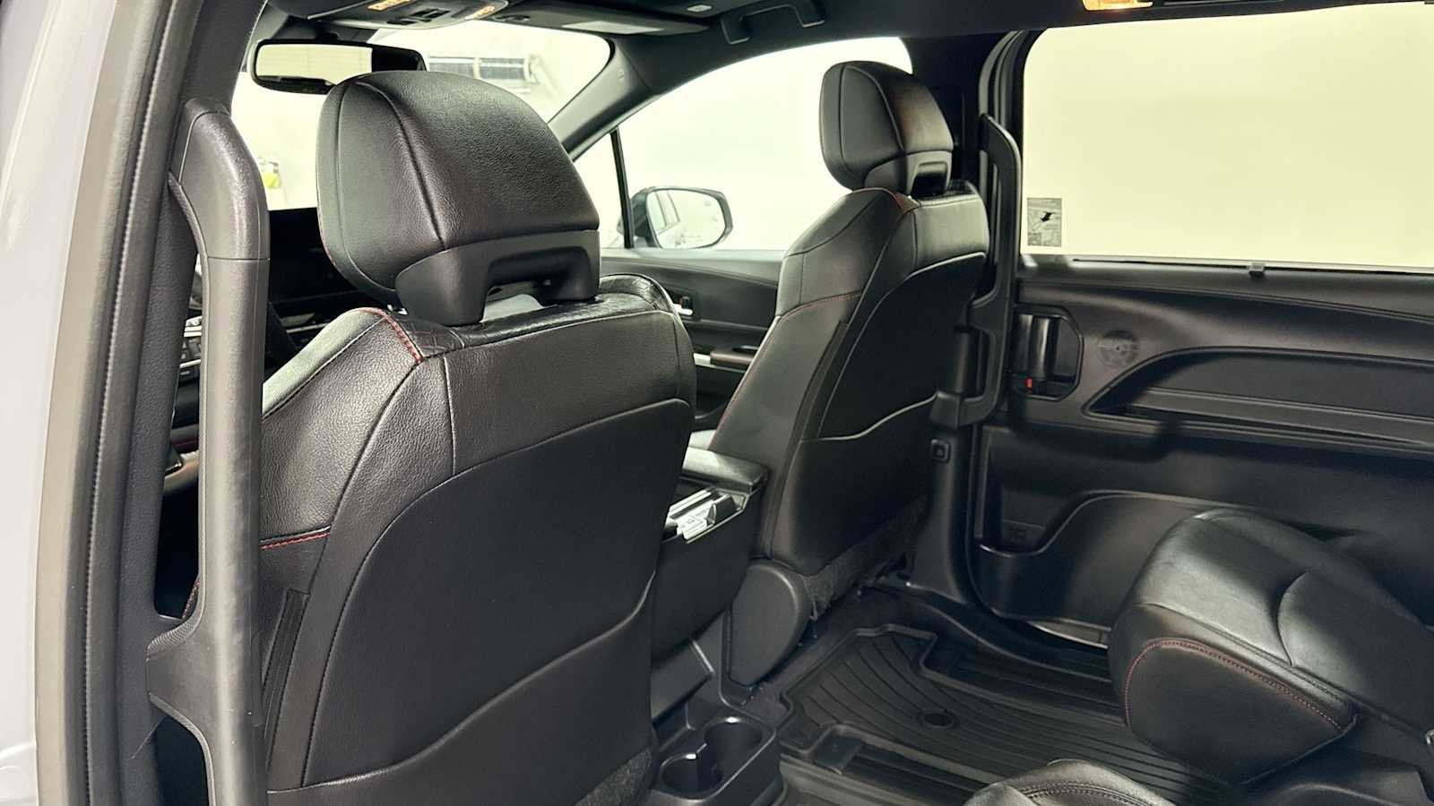 Thumbnail: 2025 Toyota Sienna - 27