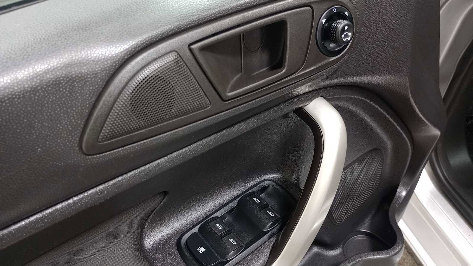 Thumbnail: 2011 Ford Fiesta - 15