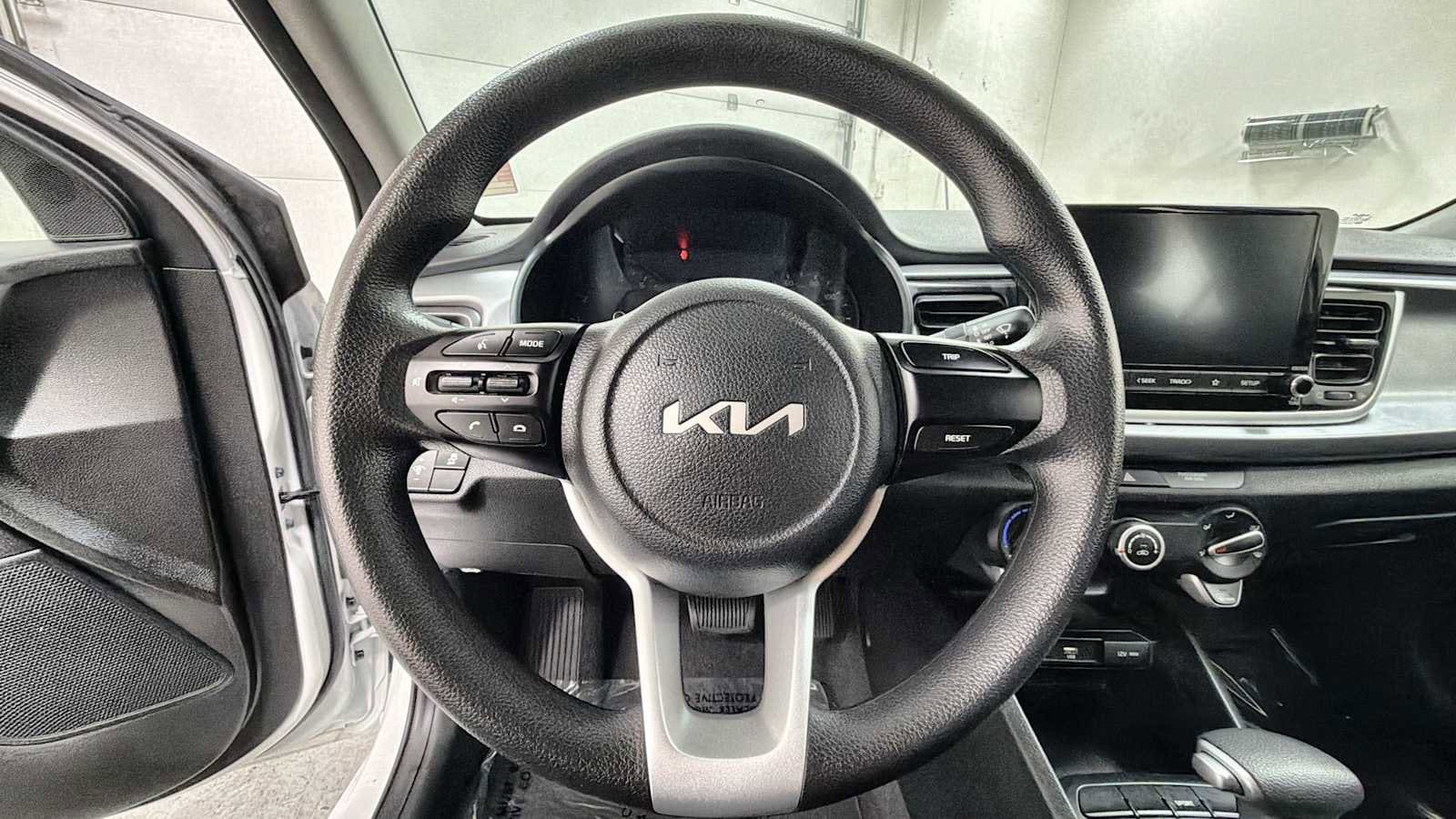 Thumbnail: 2022 Kia Rio - 16