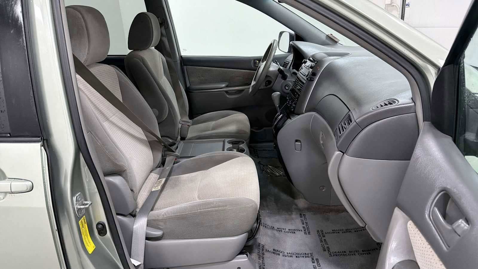 Thumbnail: 2010 Toyota Sienna - 28