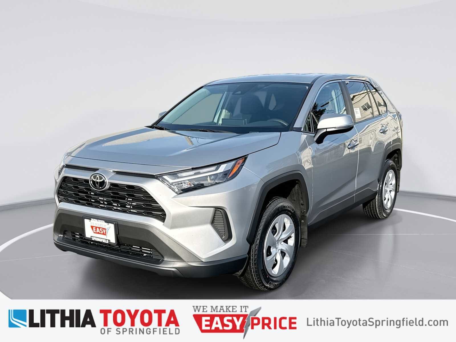 2025 Toyota RAV4 LE's photo