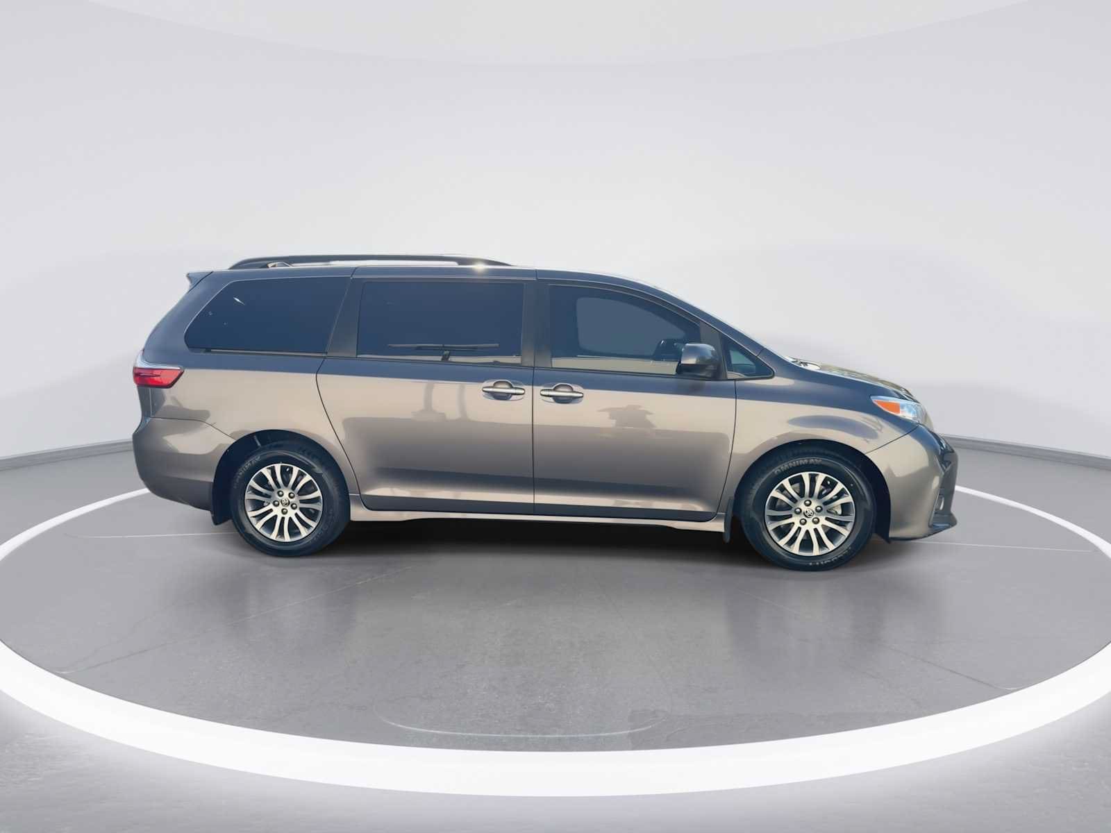 Thumbnail: 2020 Toyota Sienna - 9
