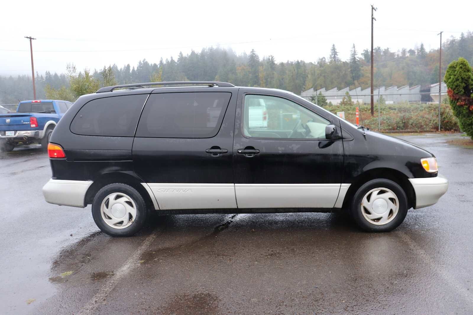 2000 Toyota Sienna XLE photo 4