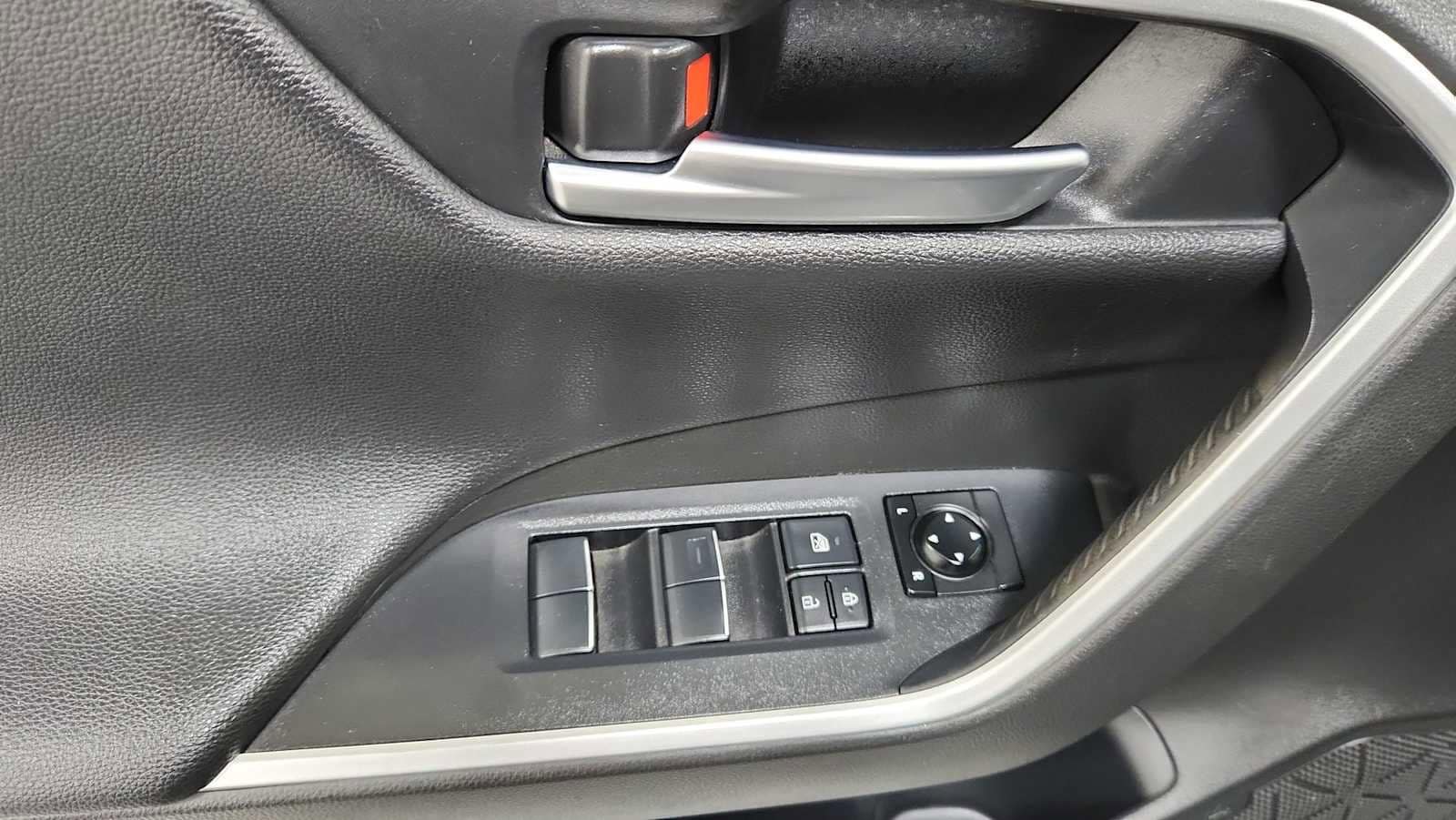 Thumbnail: 2020 Toyota RAV4 - 15