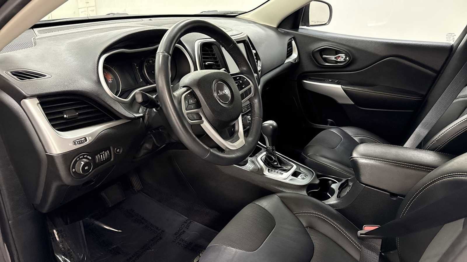 Thumbnail: 2018 Jeep Cherokee - 12