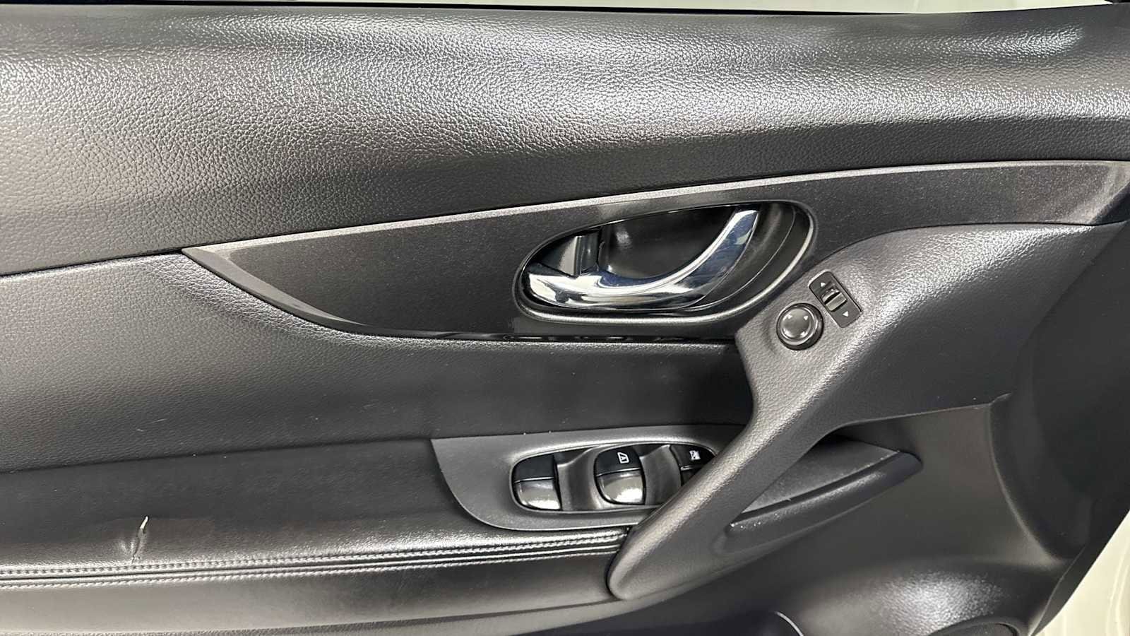 Thumbnail: 2017 Nissan Rogue - 15