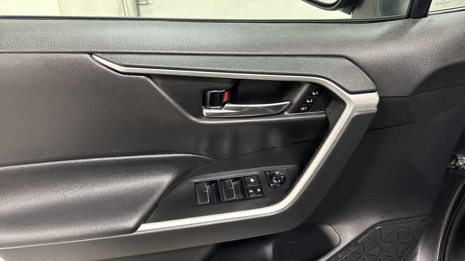 Thumbnail: 2021 Toyota RAV4 - 15