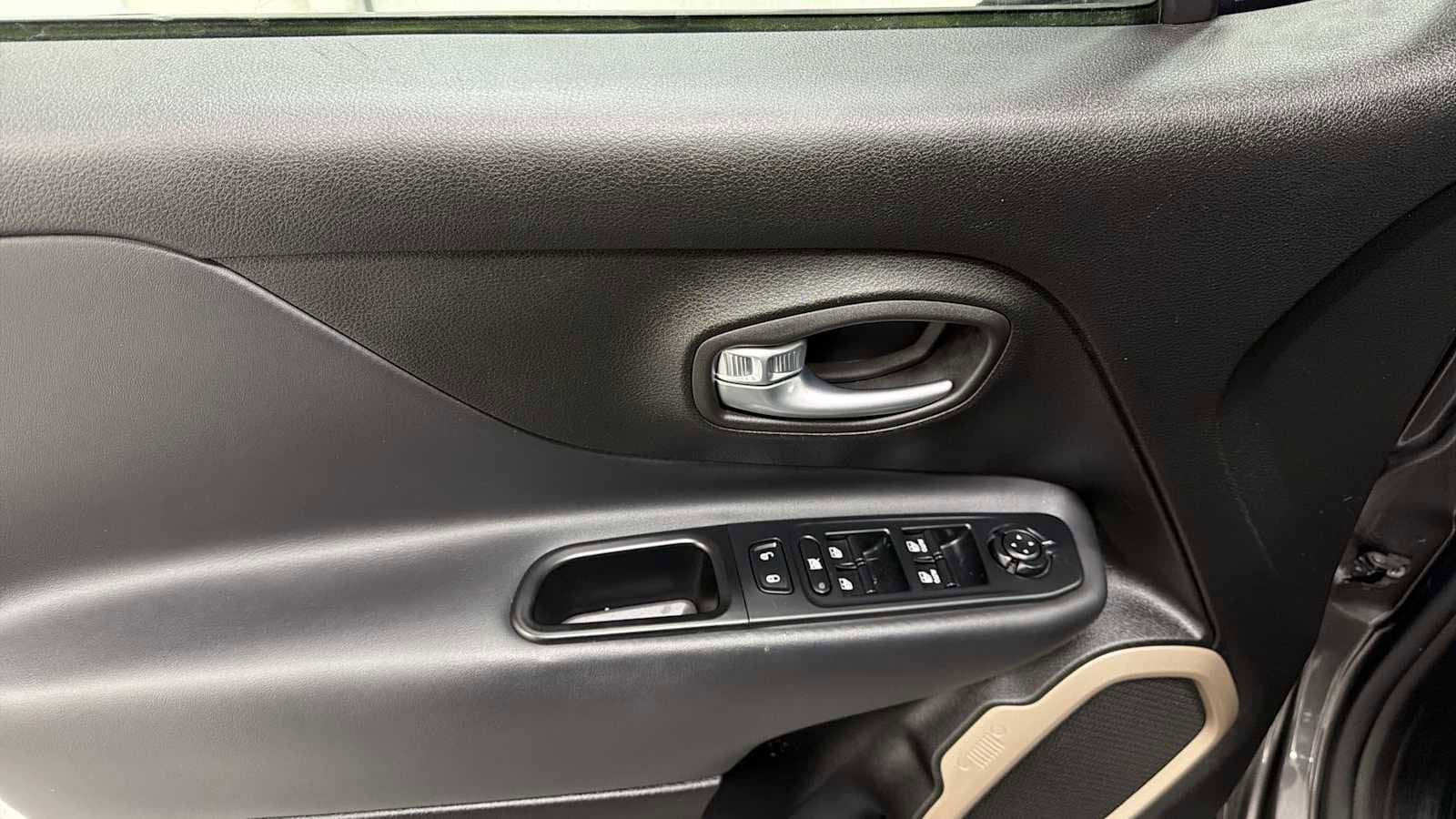 Thumbnail: 2016 Jeep Renegade - 15