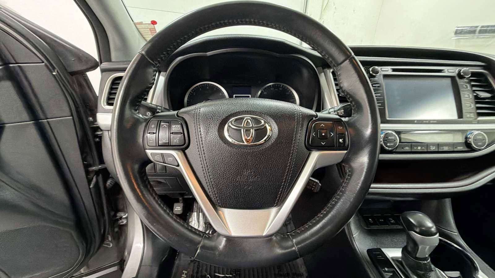 Thumbnail: 2016 Toyota Highlander - 16
