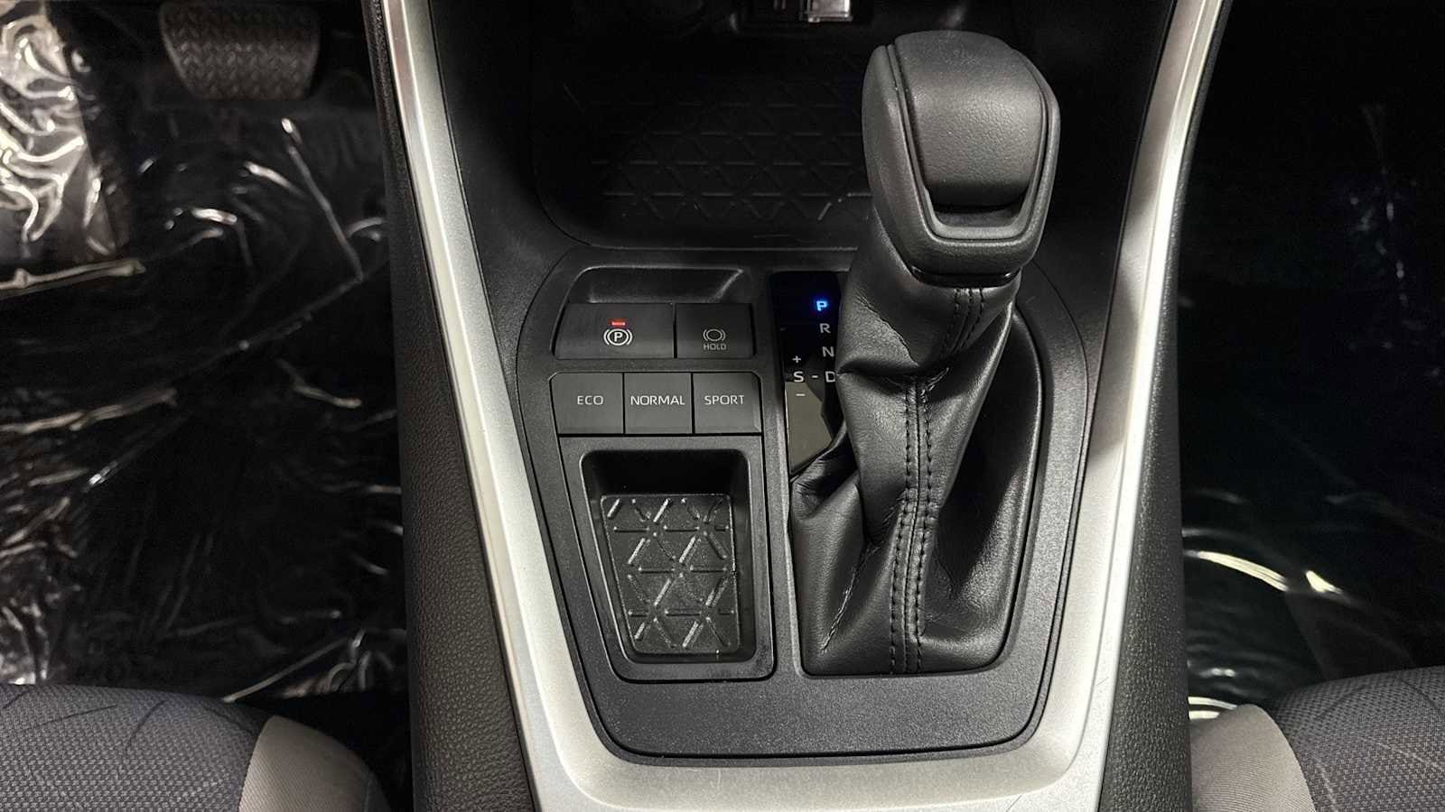 Thumbnail: 2021 Toyota RAV4 - 21