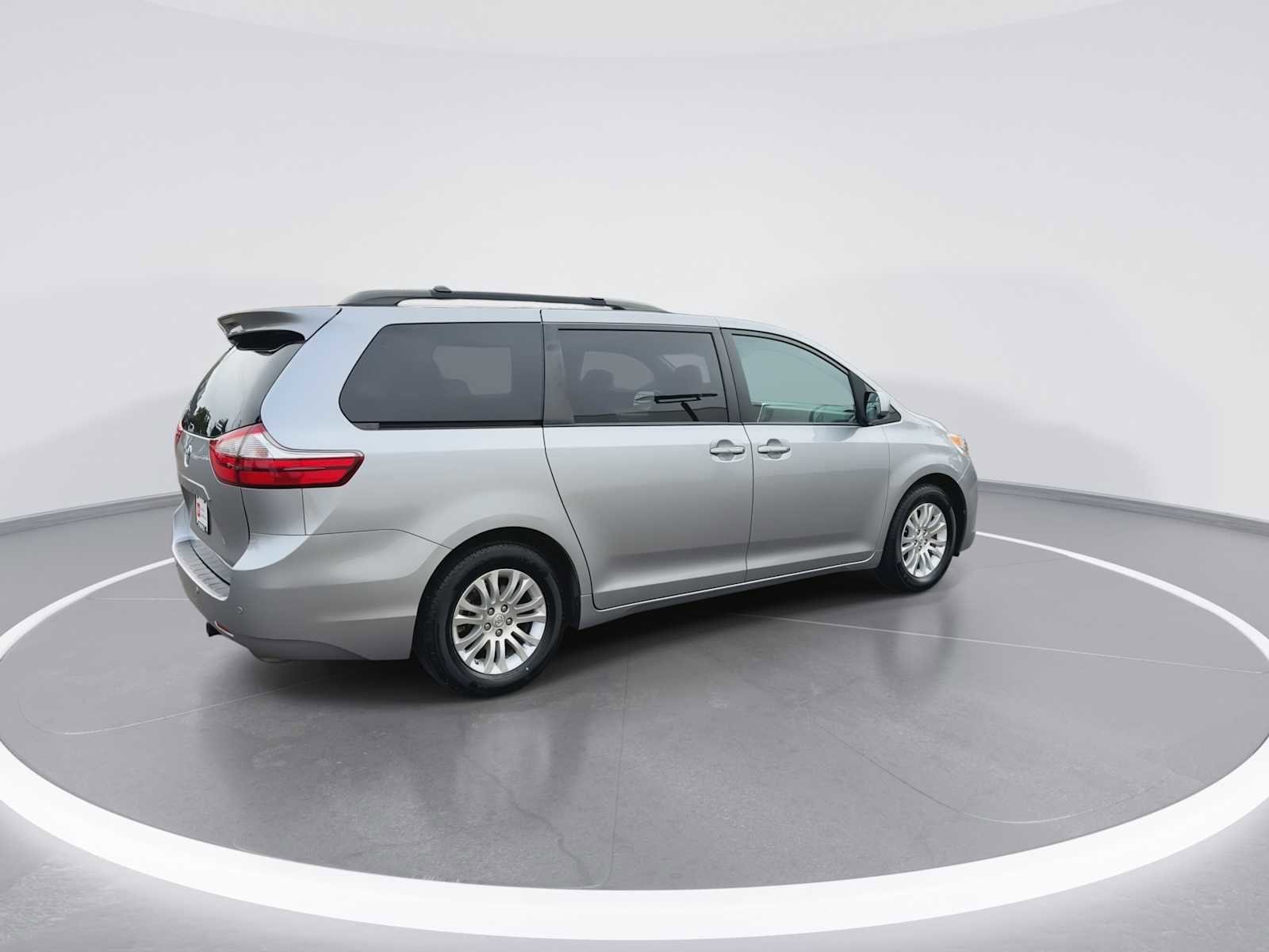 Thumbnail: 2017 Toyota Sienna - 8