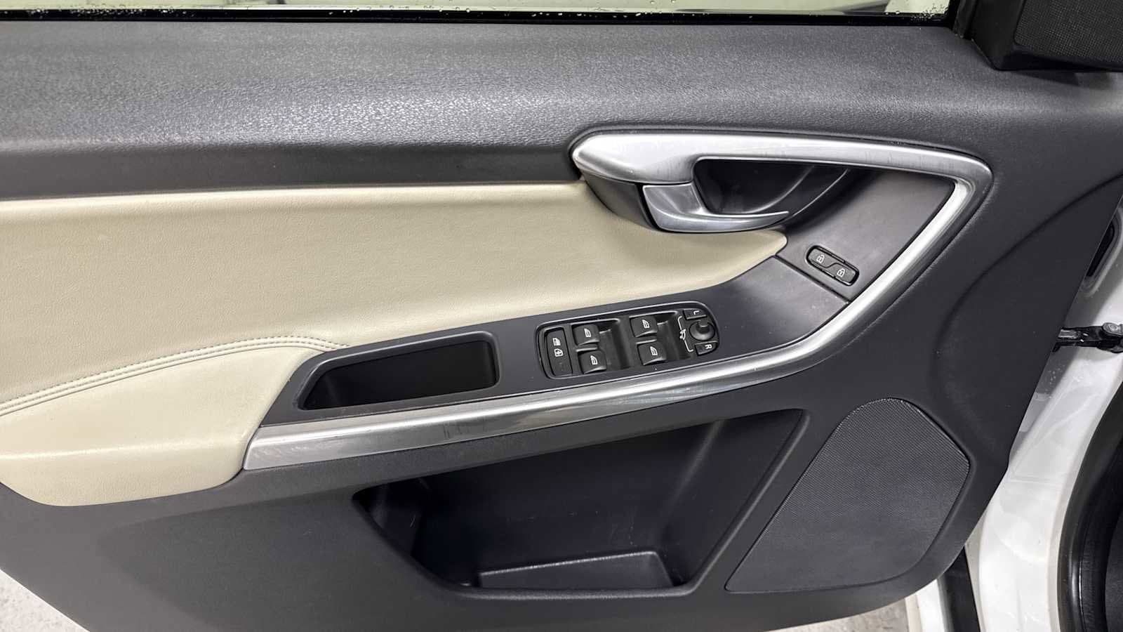 Thumbnail: 2017 Volvo XC60 - 15