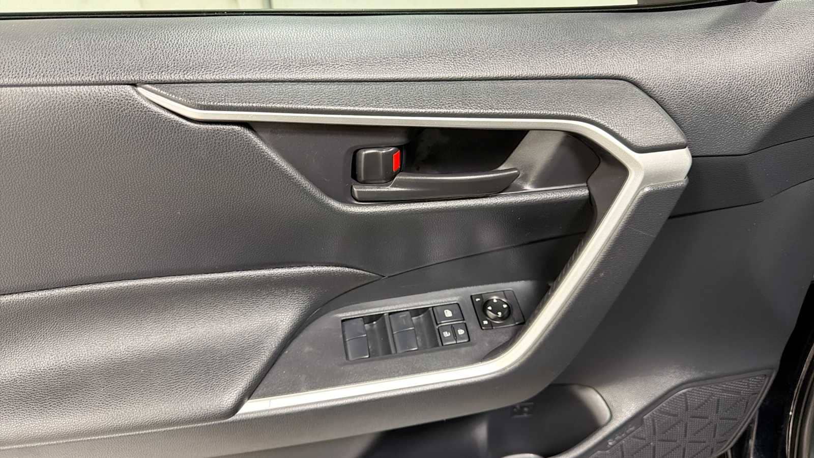 Thumbnail: 2019 Toyota RAV4 - 15