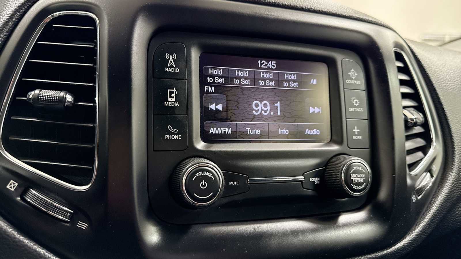 Thumbnail: 2018 Jeep Compass - 18
