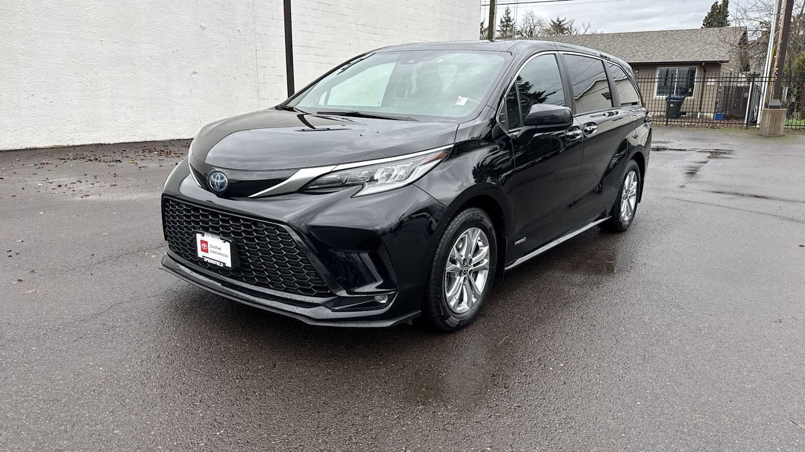 2021 Toyota Sienna XSE's photo
