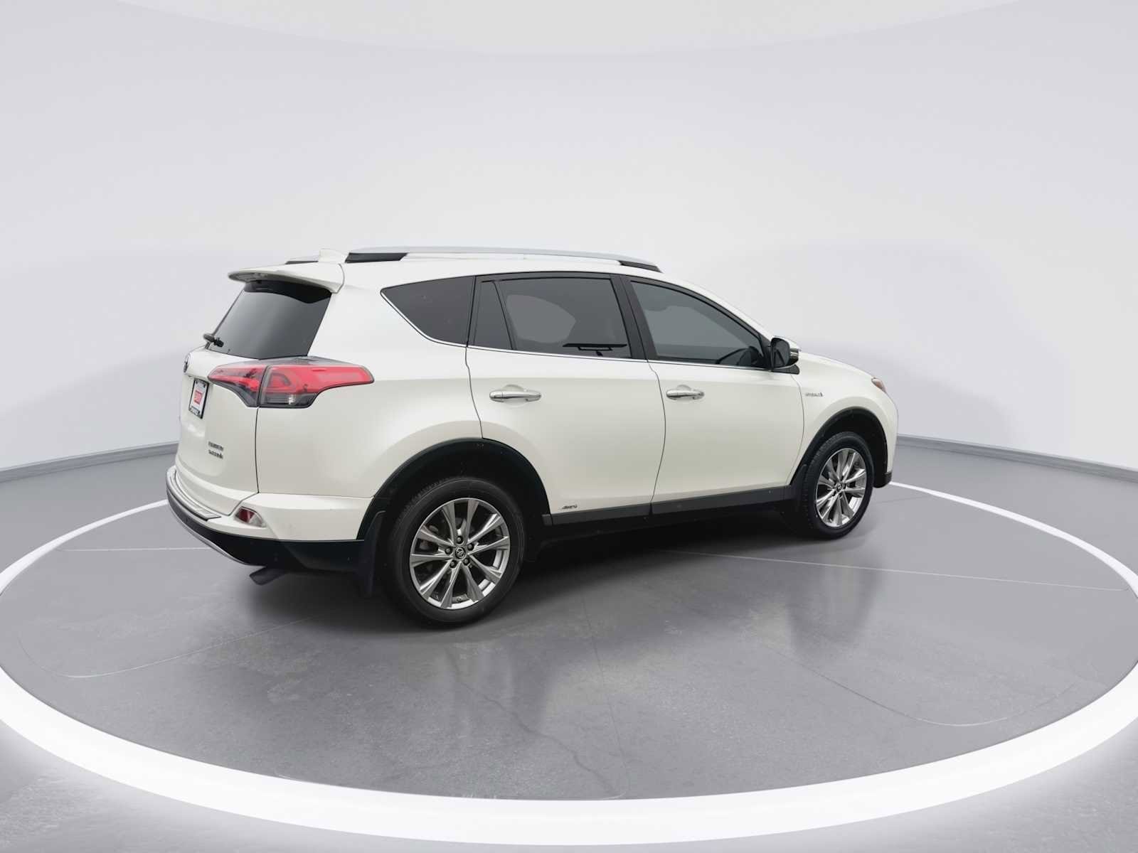 Thumbnail: 2017 Toyota RAV4 - 8