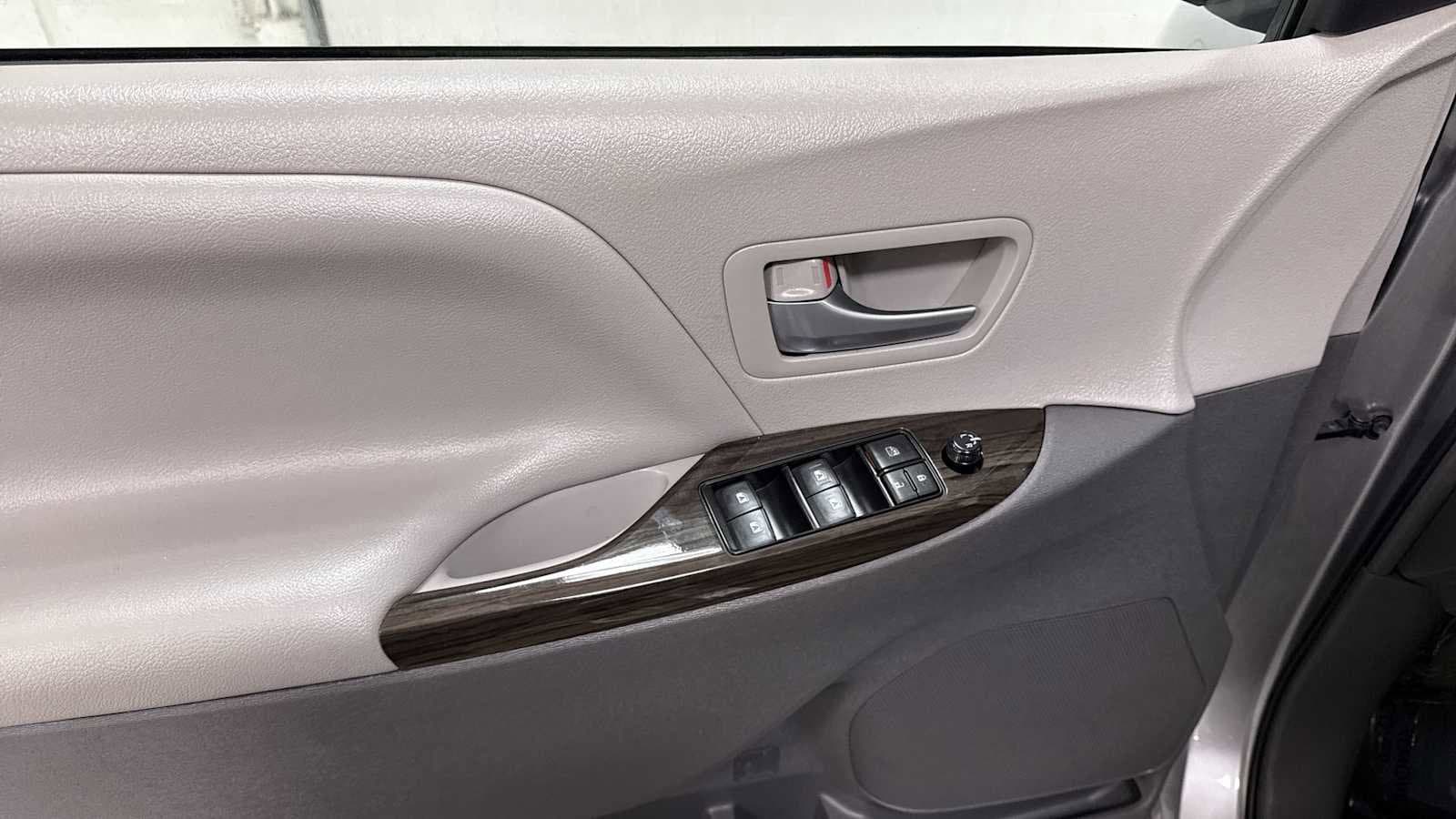 Thumbnail: 2017 Toyota Sienna - 15