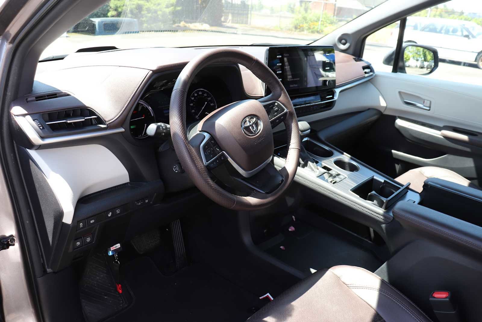 Thumbnail: 2021 Toyota Sienna - 10