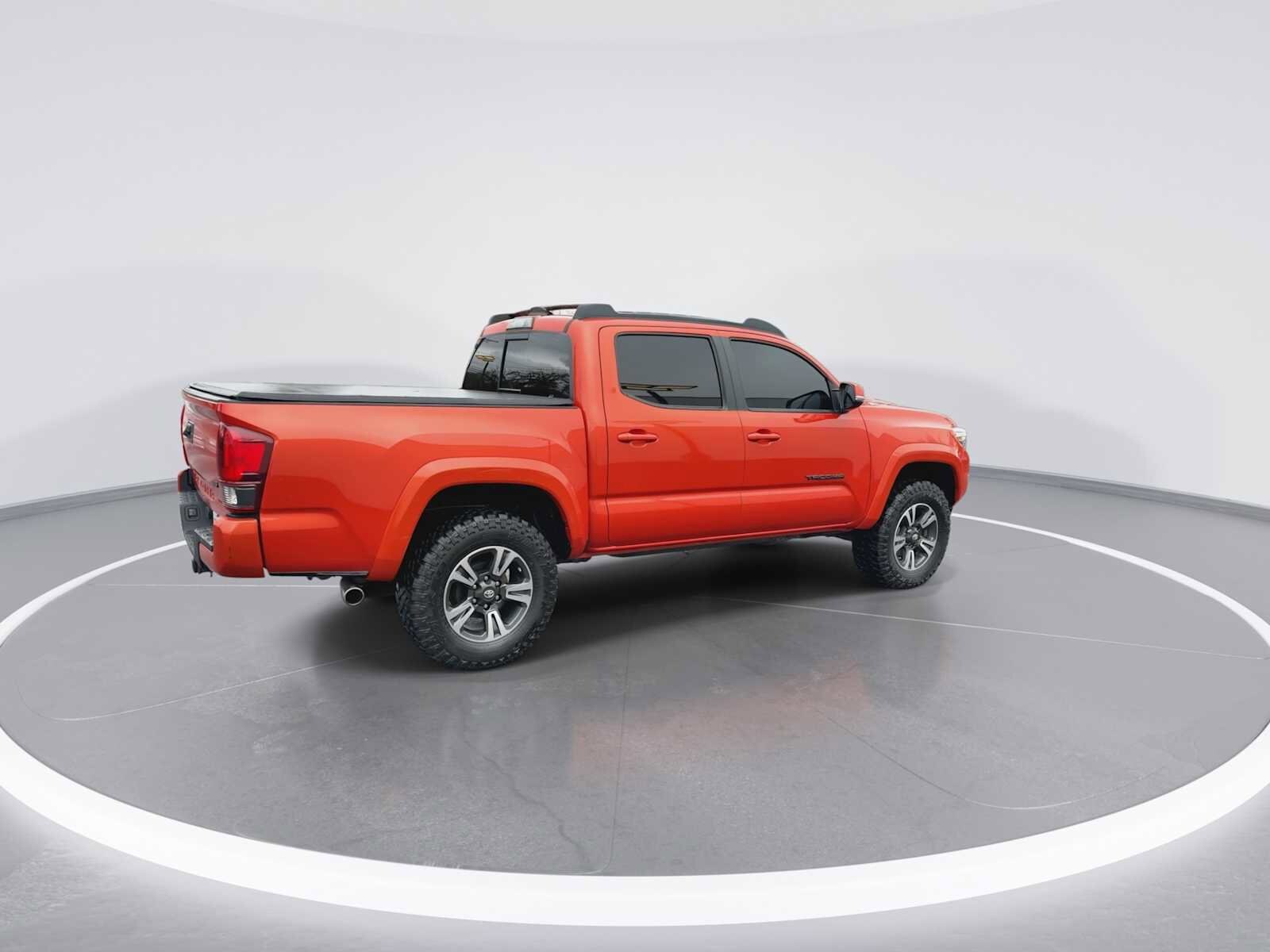 Thumbnail: 2018 Toyota Tacoma - 8