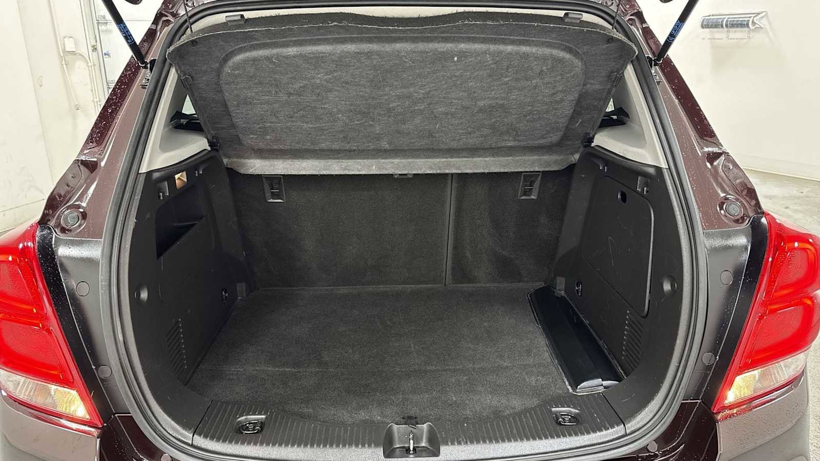 Thumbnail: 2022 Chevrolet Trax - 27