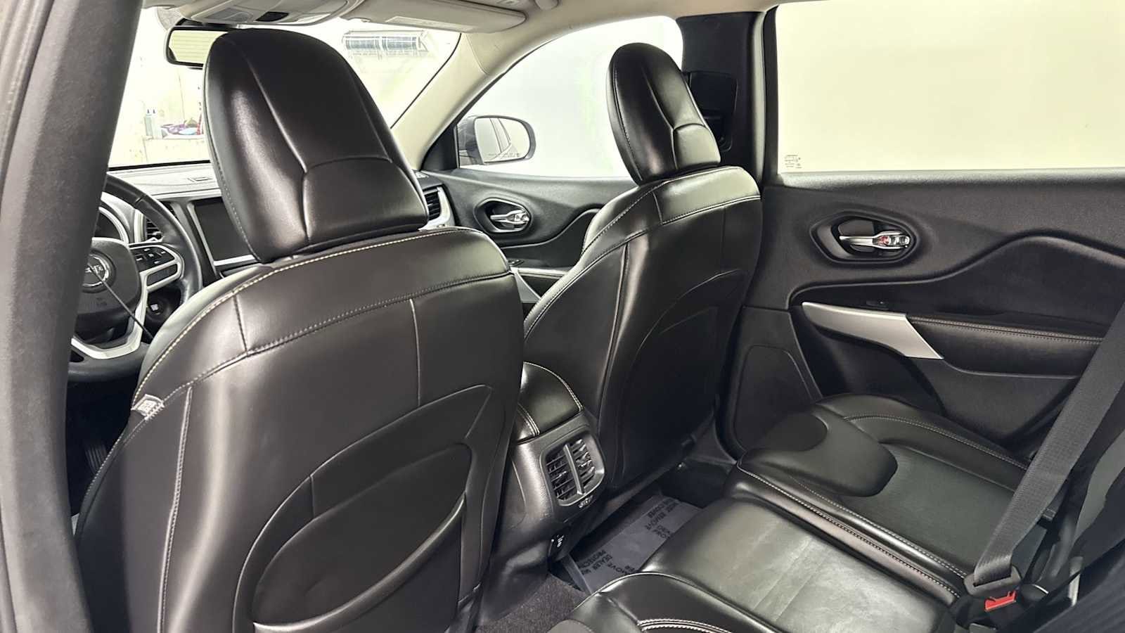 Thumbnail: 2018 Jeep Cherokee - 24