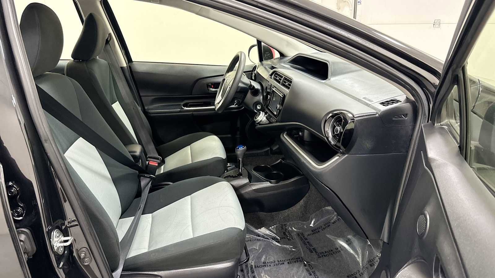 Thumbnail: 2016 Toyota Prius c - 27