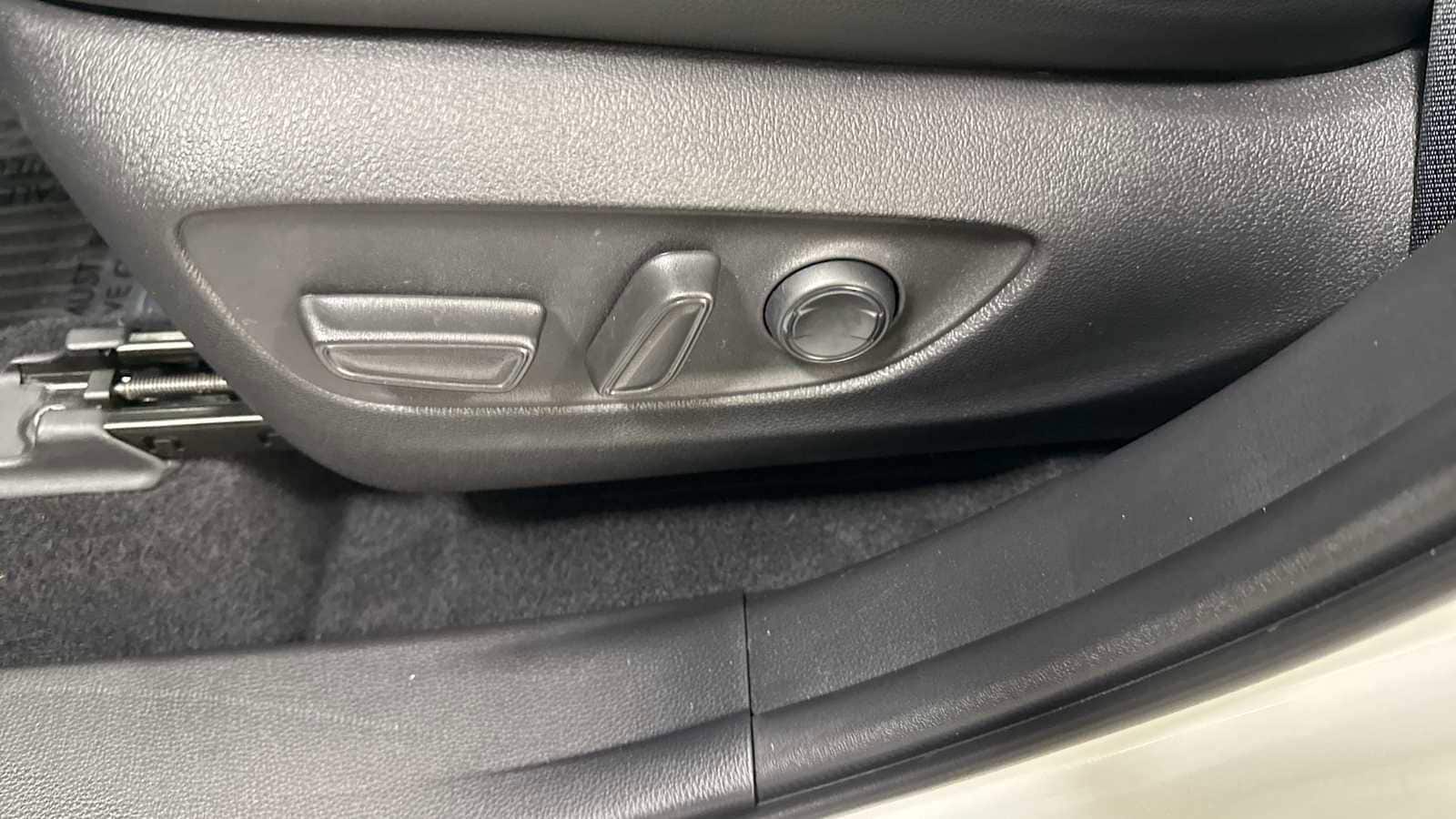 Thumbnail: 2022 Toyota Highlander - 14