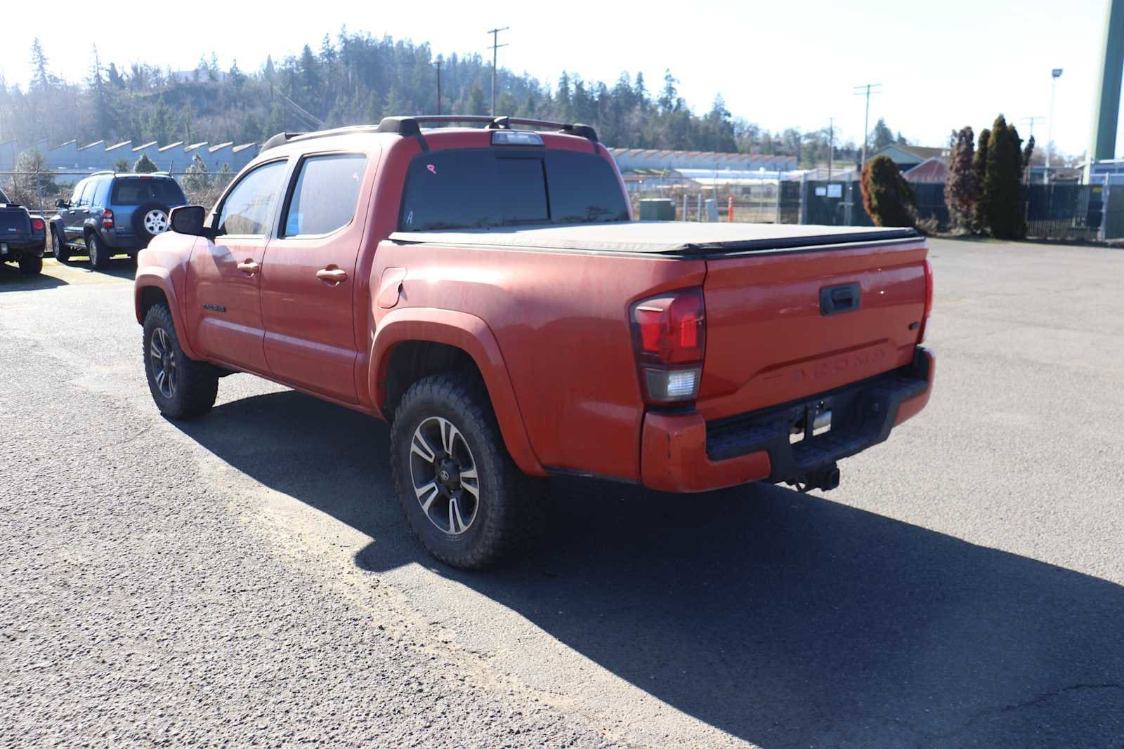 Thumbnail: 2018 Toyota Tacoma - 7