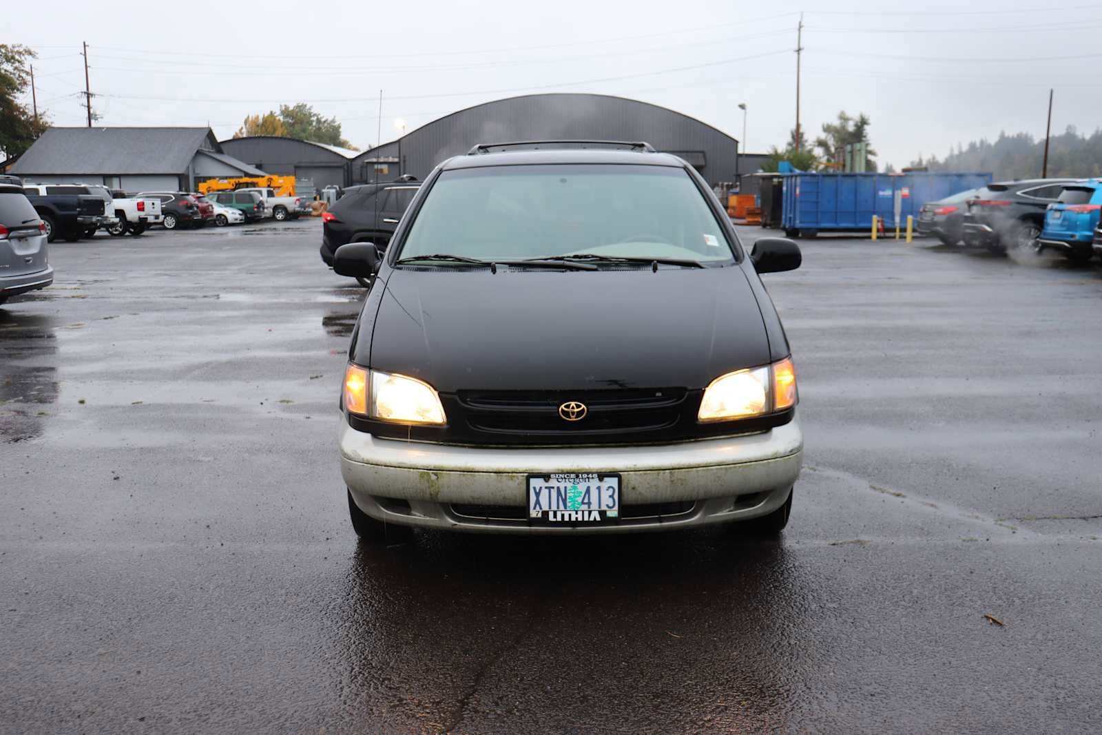 Used 2000 Toyota Sienna XLE with VIN 4T3ZF13C3YU251376 for sale in Springfield, OR