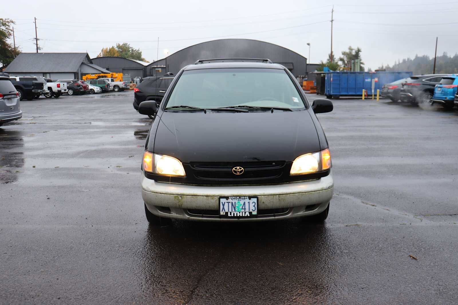 2000 Toyota Sienna XLE photo 2
