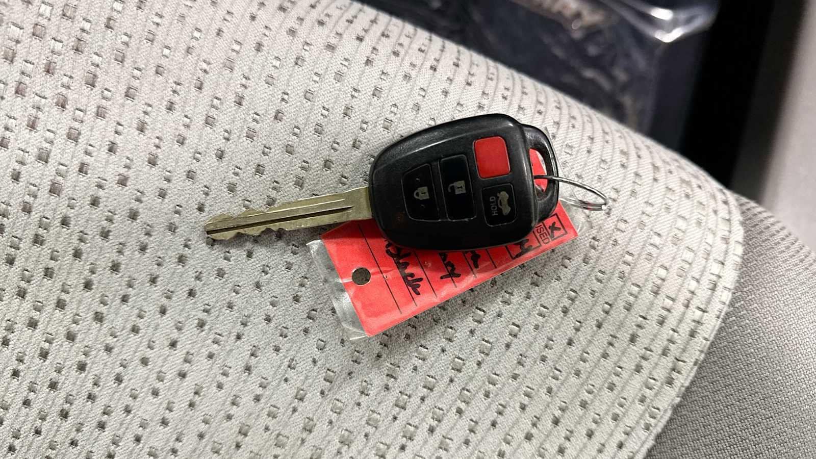 2014 Toyota Camry LE 29