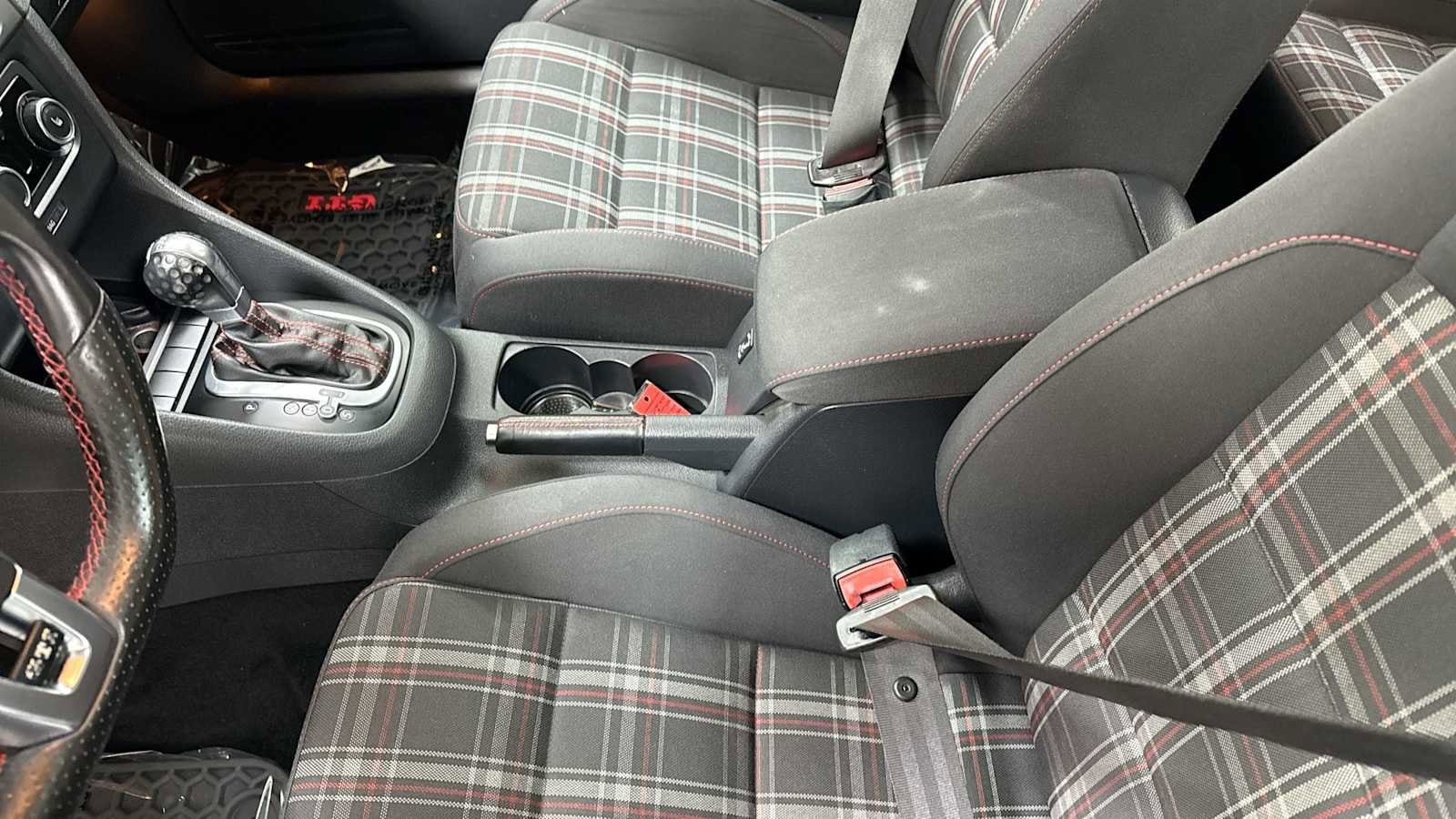 Thumbnail: 2013 Volkswagen Golf - 21