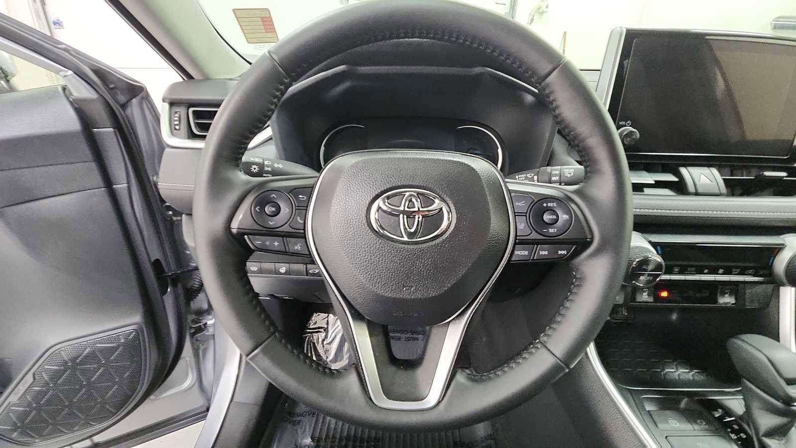 Thumbnail: 2025 Toyota RAV4 - 16