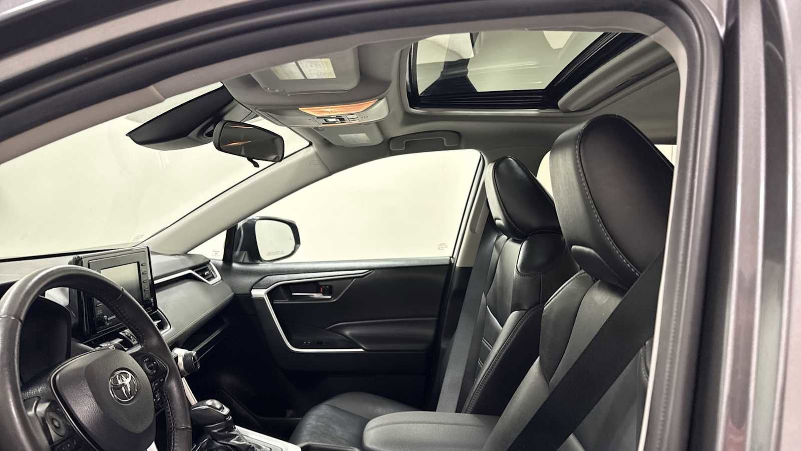 Thumbnail: 2021 Toyota RAV4 - 23