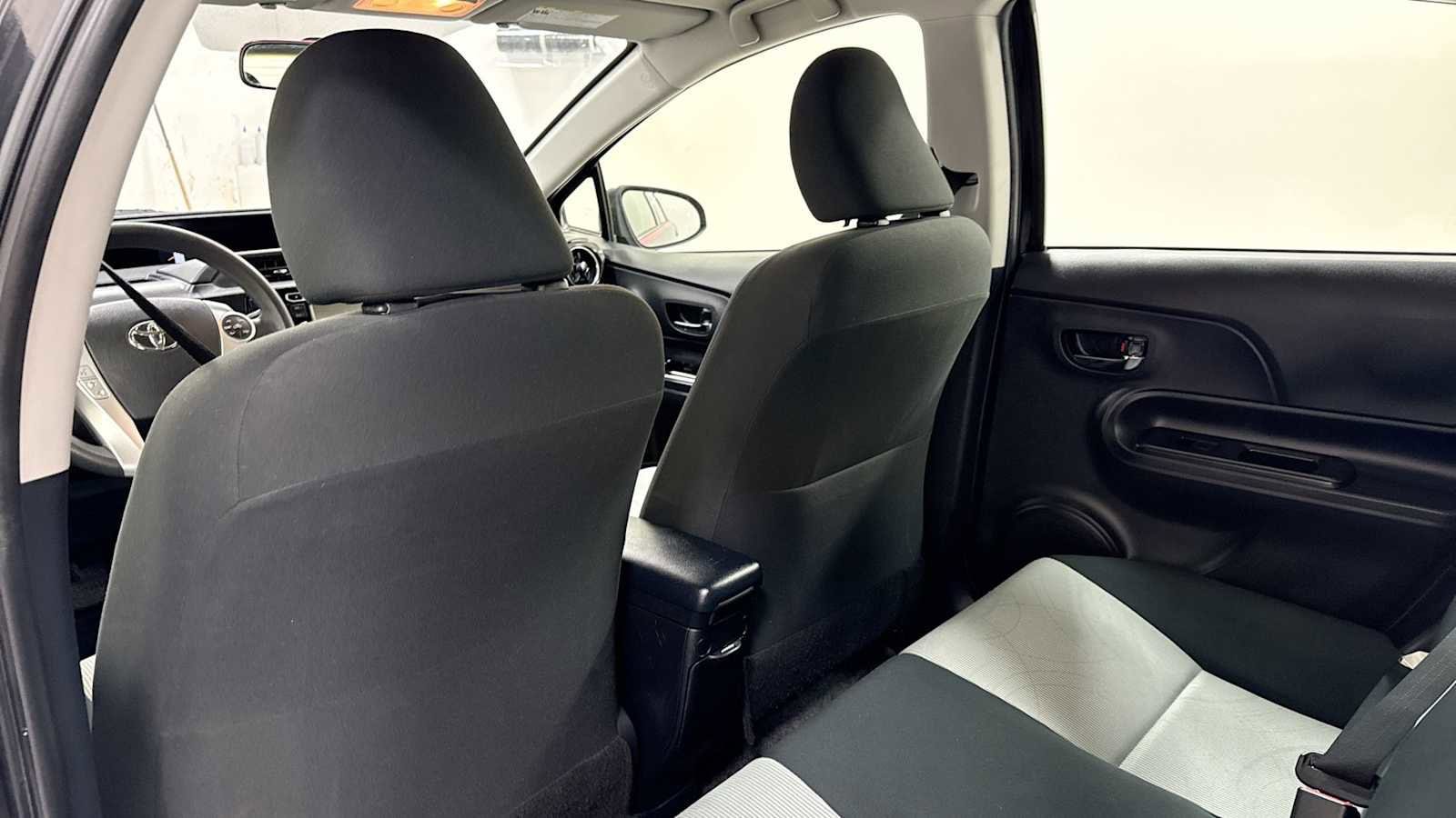Thumbnail: 2016 Toyota Prius c - 23