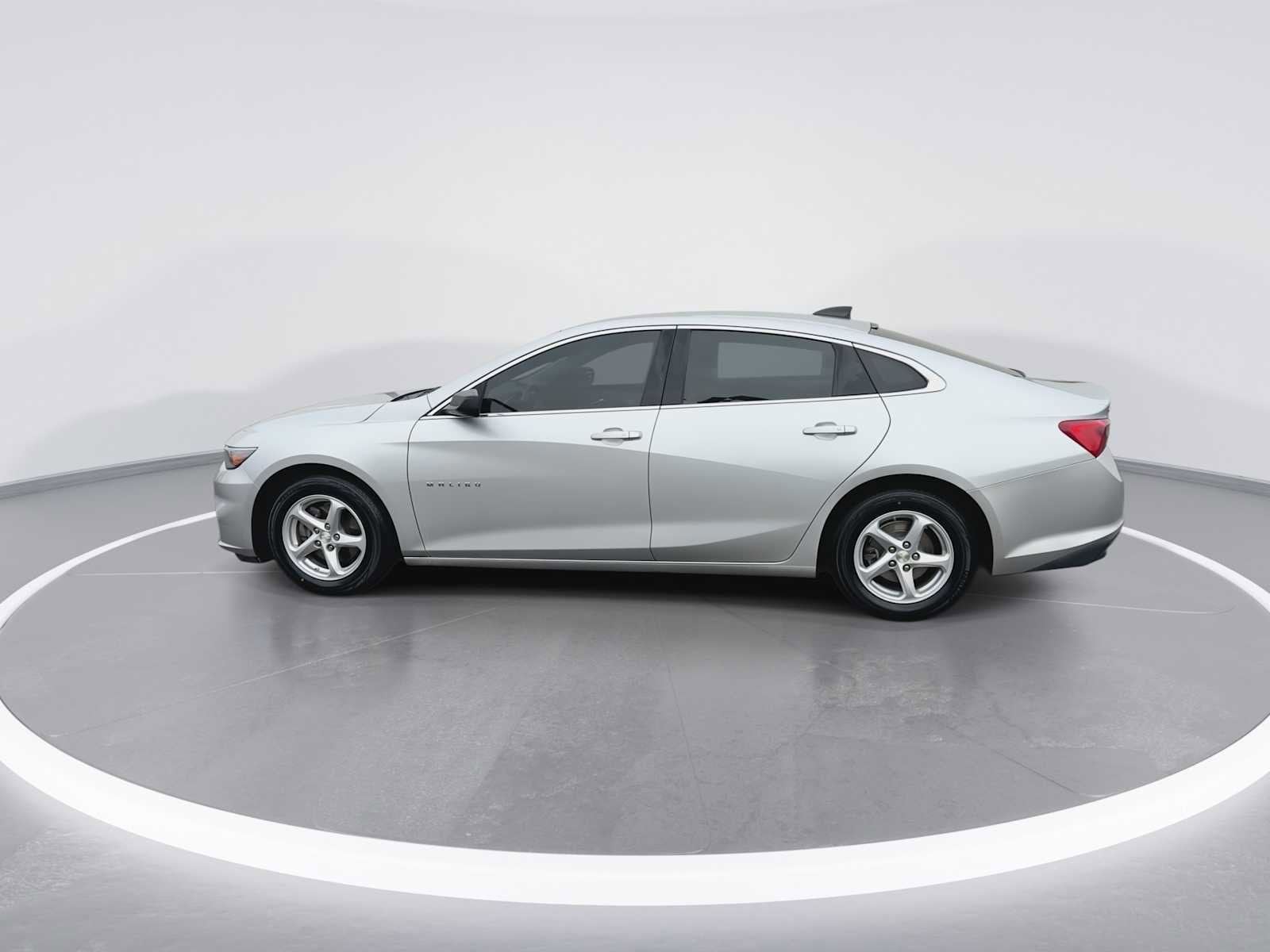 Thumbnail: 2018 Chevrolet Malibu - 5