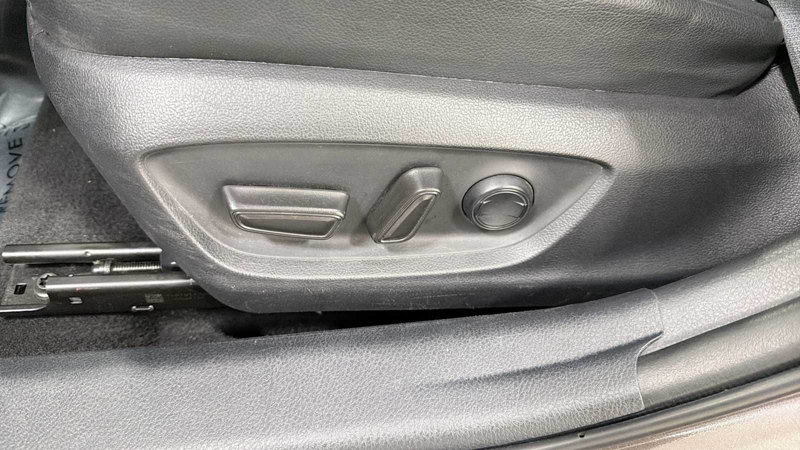 Thumbnail: 2019 Toyota Camry - 14