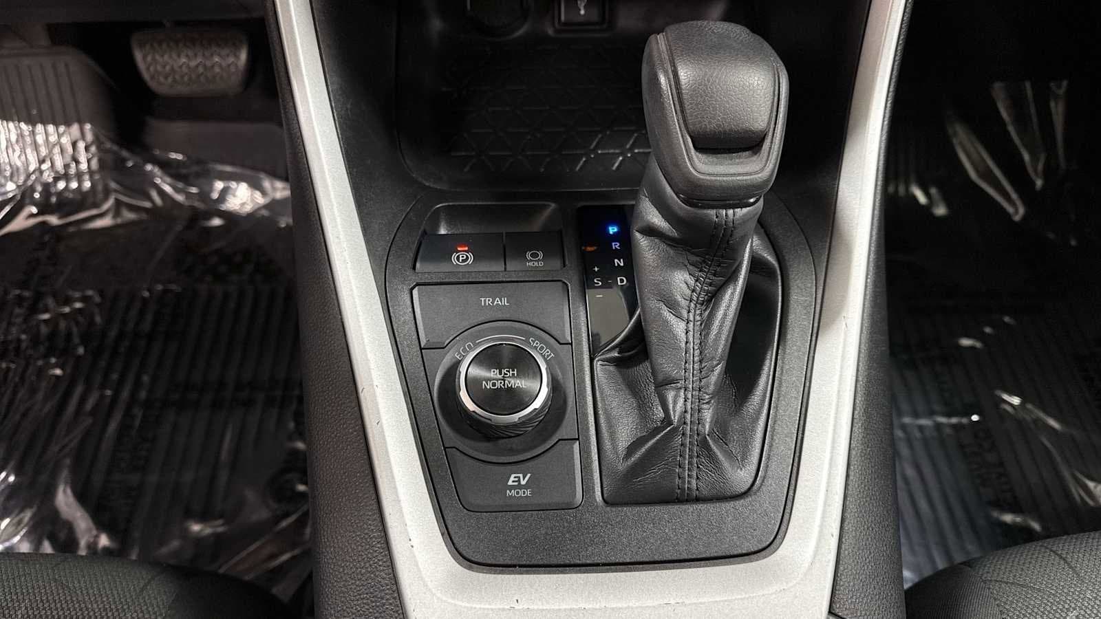 Thumbnail: 2021 Toyota RAV4 - 21