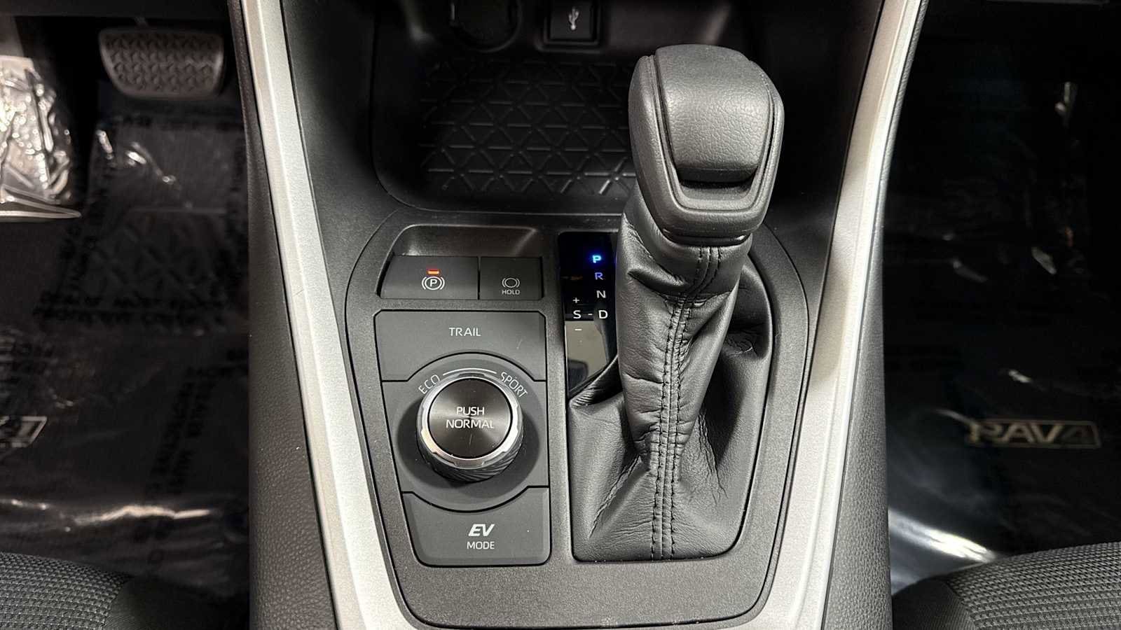 Thumbnail: 2021 Toyota RAV4 - 21